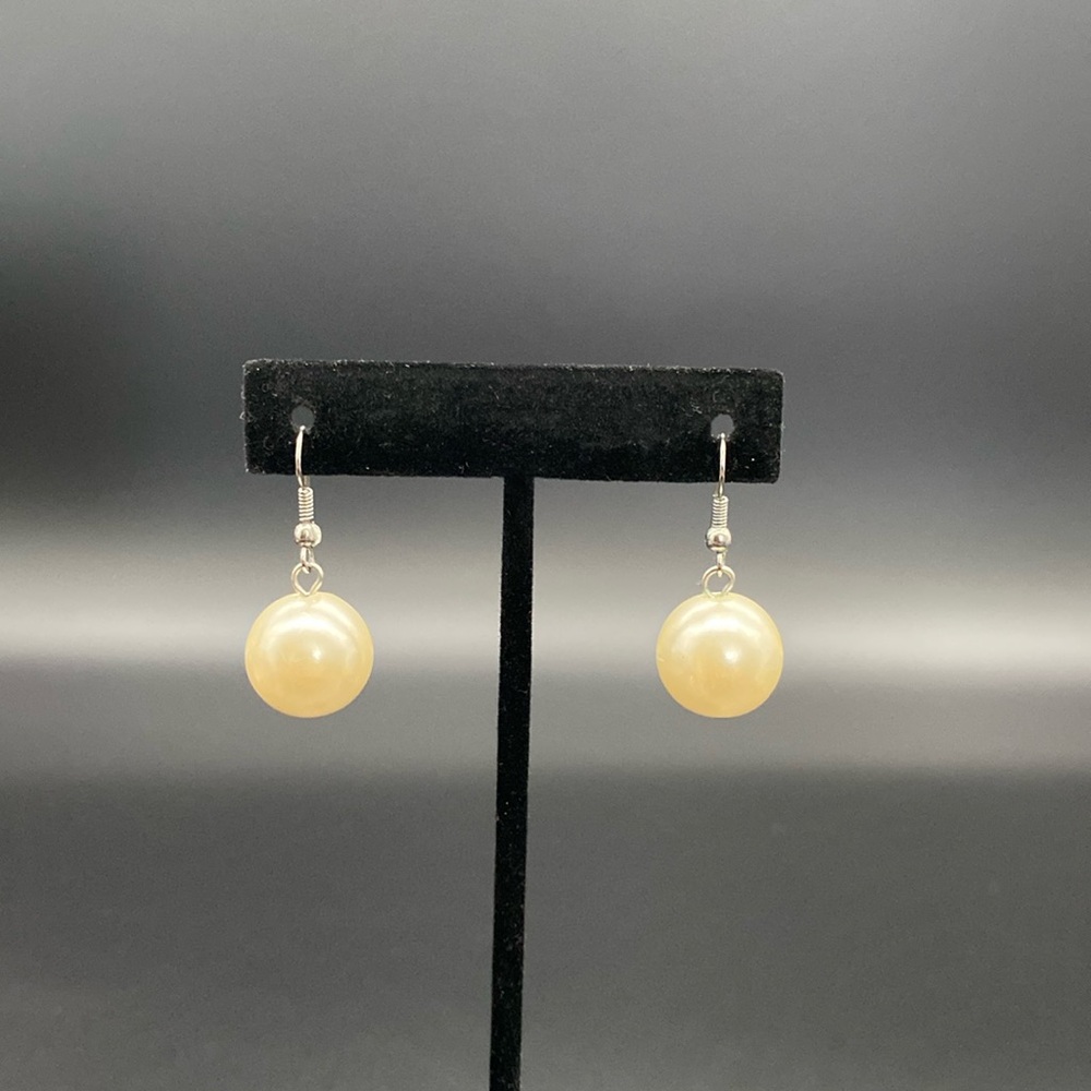 Item 399 Dangle Pearl Earrings